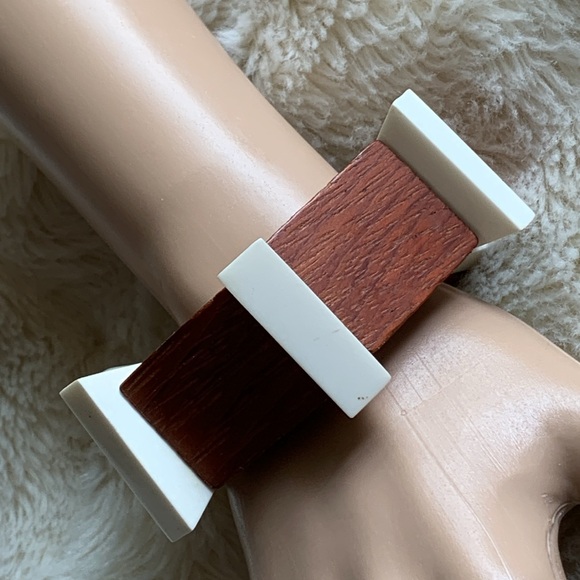 Vintage unique stretch wood bangle bracelet - Picture 3 of 12